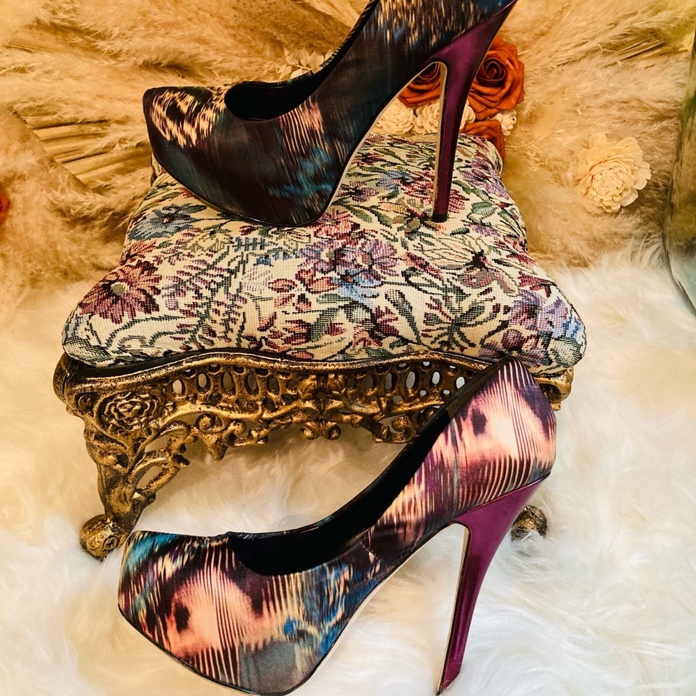 Women’s size 37 ALDO heels fabric like material